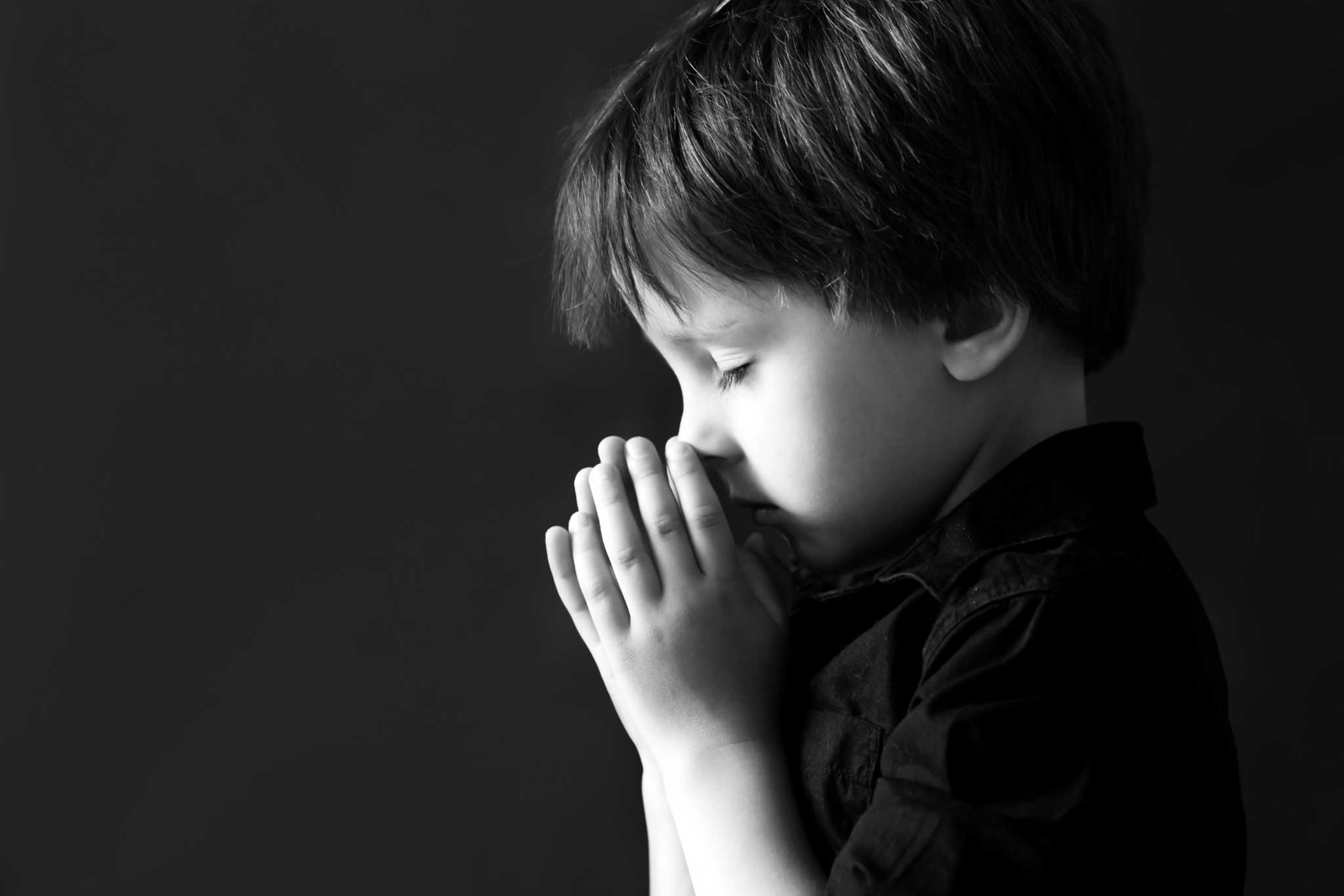 Детях fora. Мальчик молится. Молитва о детях. Мальчик молится Богу. Дети молятся Богу.